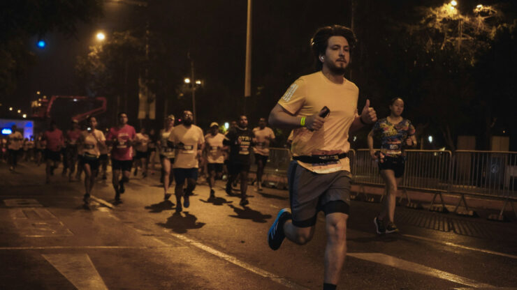 Runners on a city street at night, the situation EN 17353 Type B2 limb reflectors are designed for